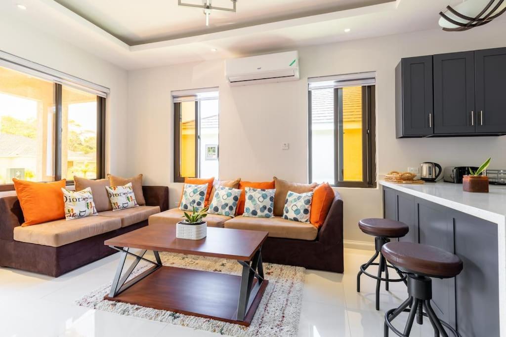 Sun Shine Luxury Villas 2 Bedroom Pool & Gym Ocho Rios St Ann 외부 사진