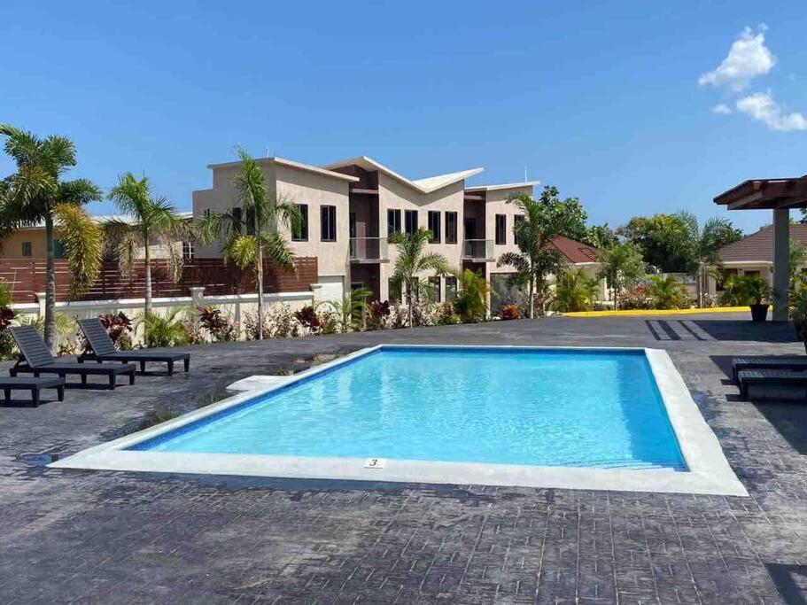 Sun Shine Luxury Villas 2 Bedroom Pool & Gym Ocho Rios St Ann 외부 사진