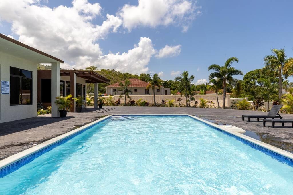 Sun Shine Luxury Villas 2 Bedroom Pool & Gym Ocho Rios St Ann 외부 사진